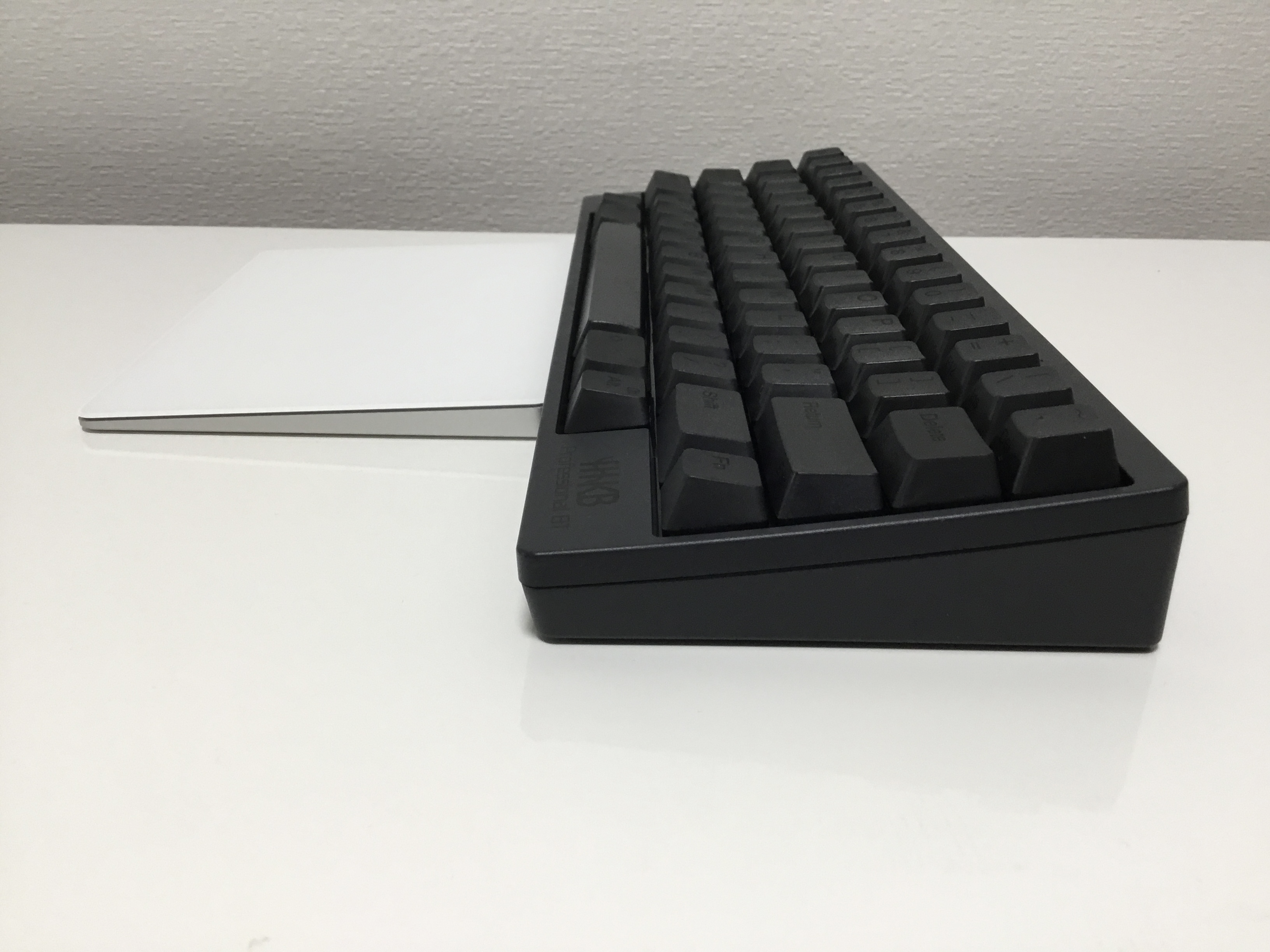 HHKBとMagic Trackpad2を横からみた図